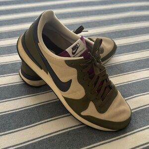 Nike Internationalist / Green / Beige / Purple / US M 10.5
